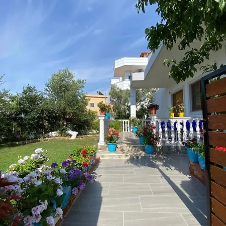 Xhuliano Apartament クサミル