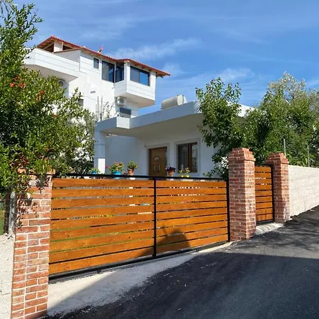Xhuliano Apartament ヴィラ クサミル