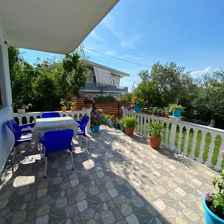 Xhuliano Apartament * クサミル